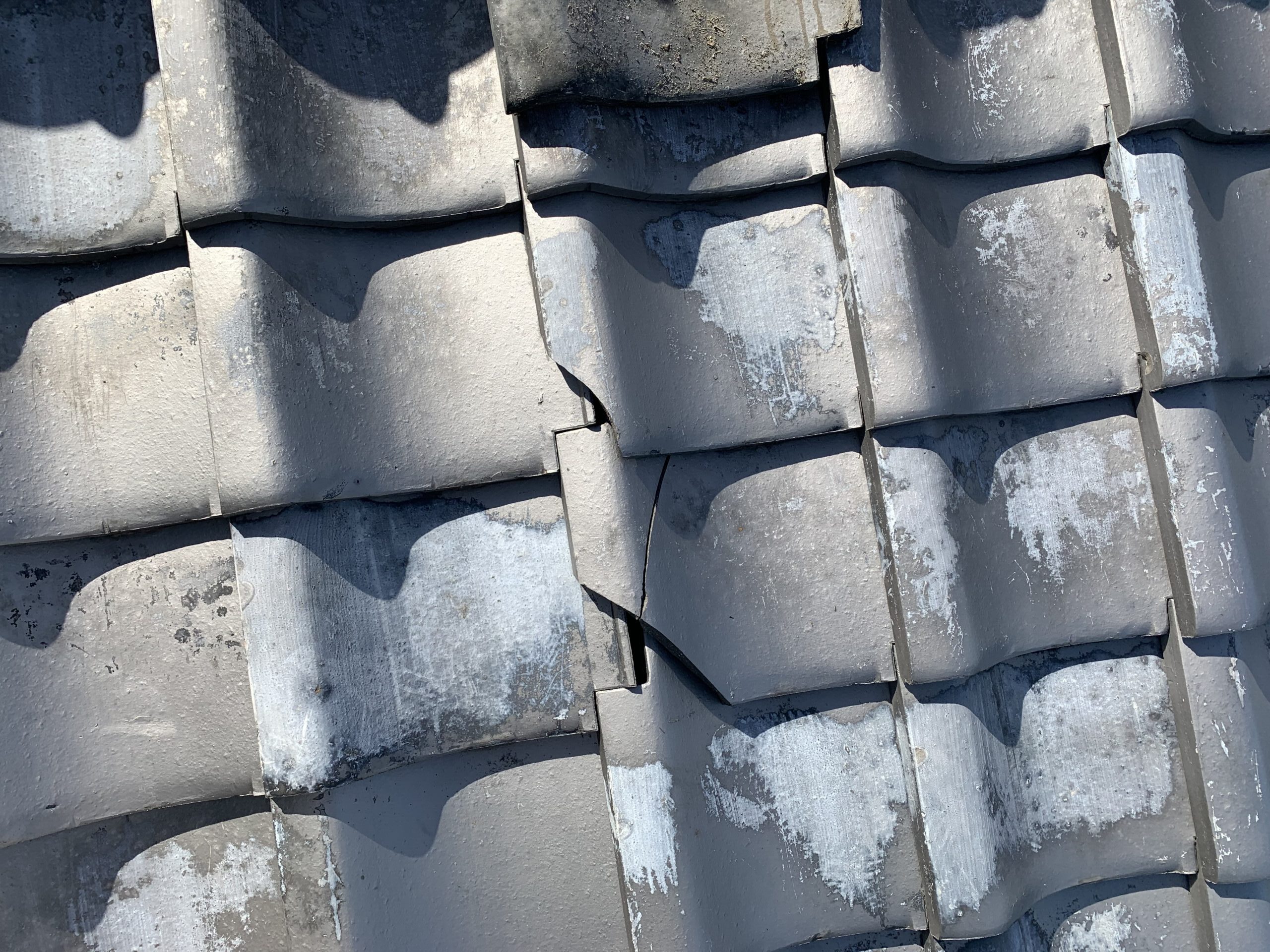 屋根日本瓦の割れ修理