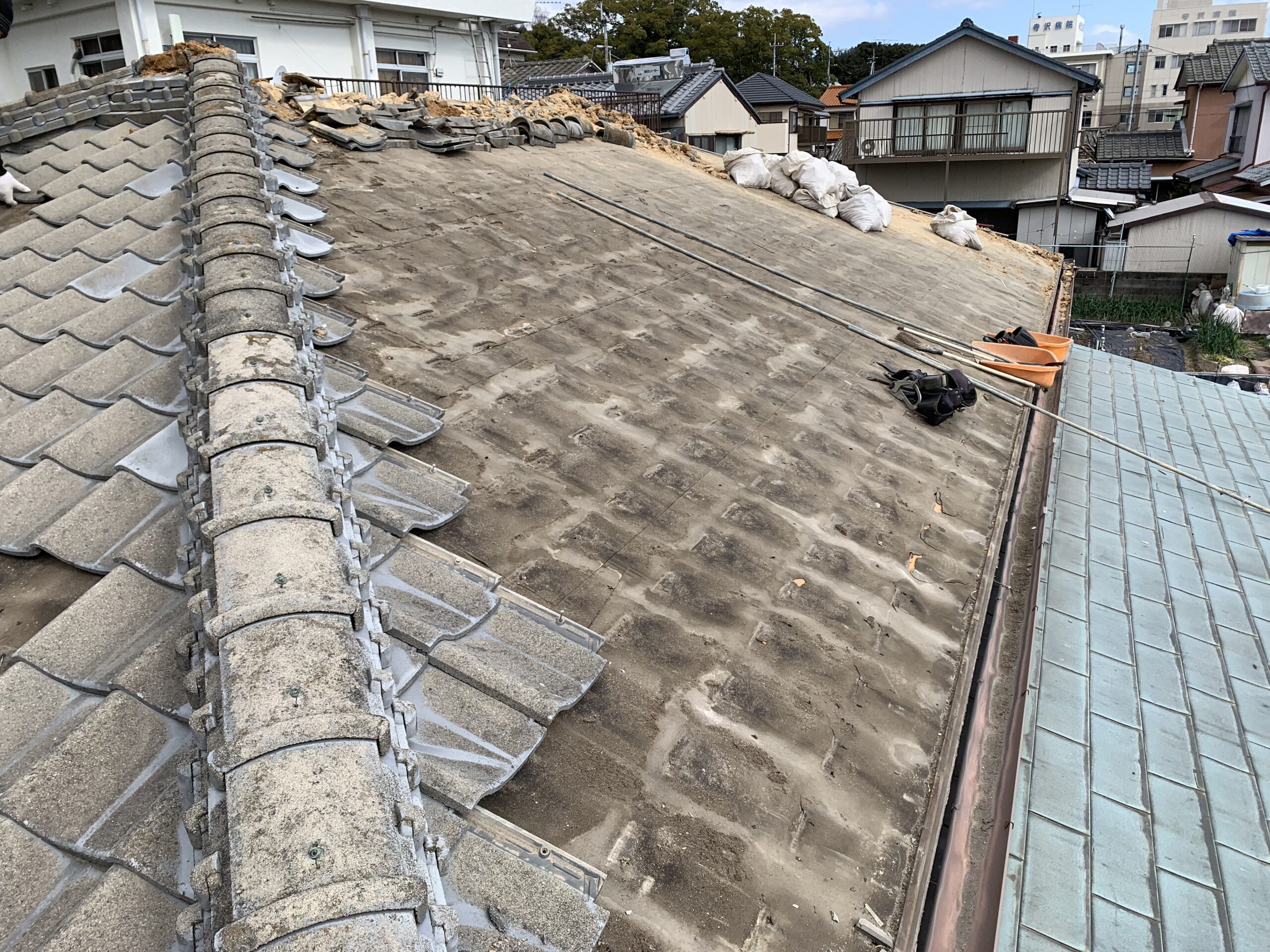 徳島市の屋根ふき替え工事（瓦撤去）①