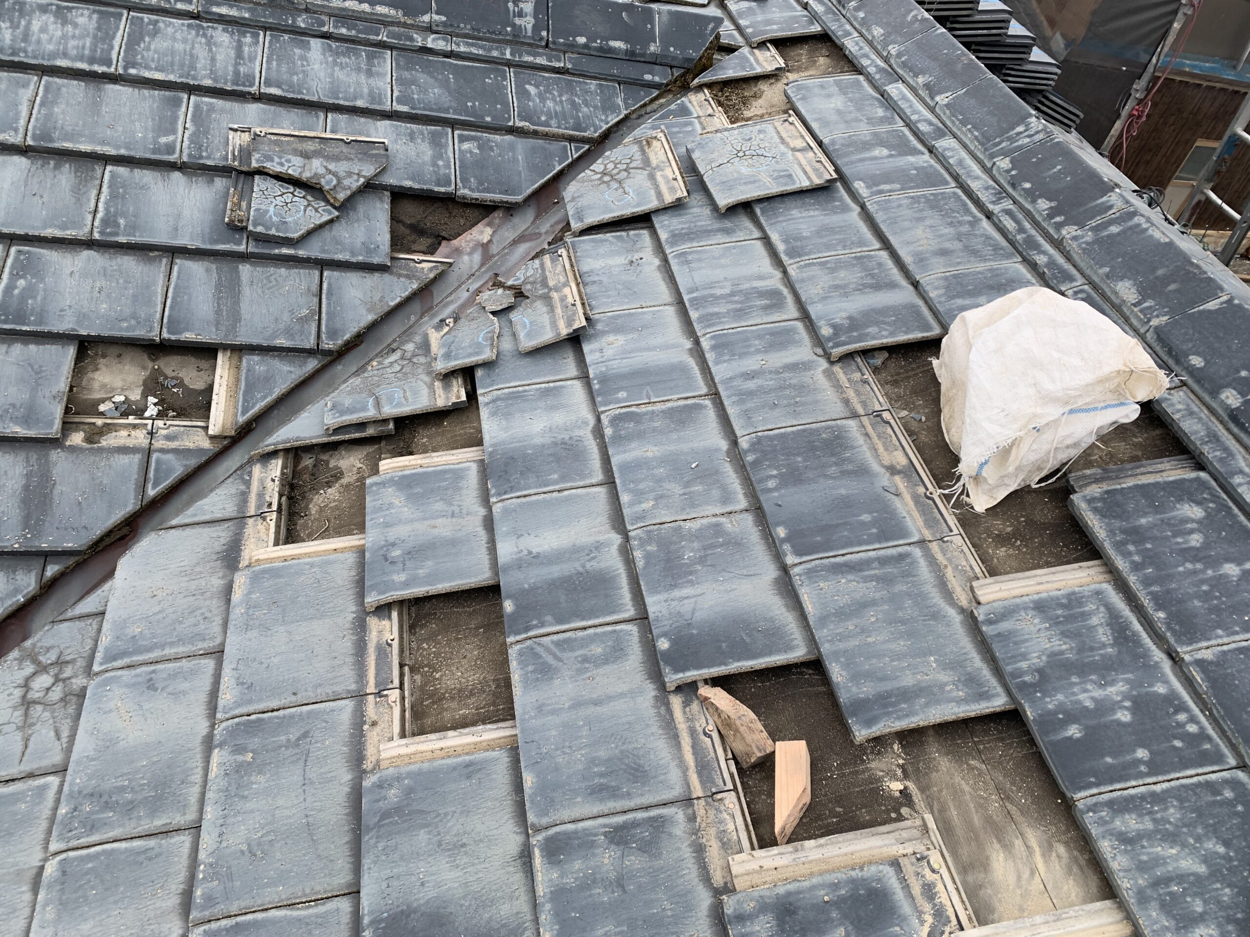徳島の屋根瓦修理（割れヒビ入りセラルーフ）
